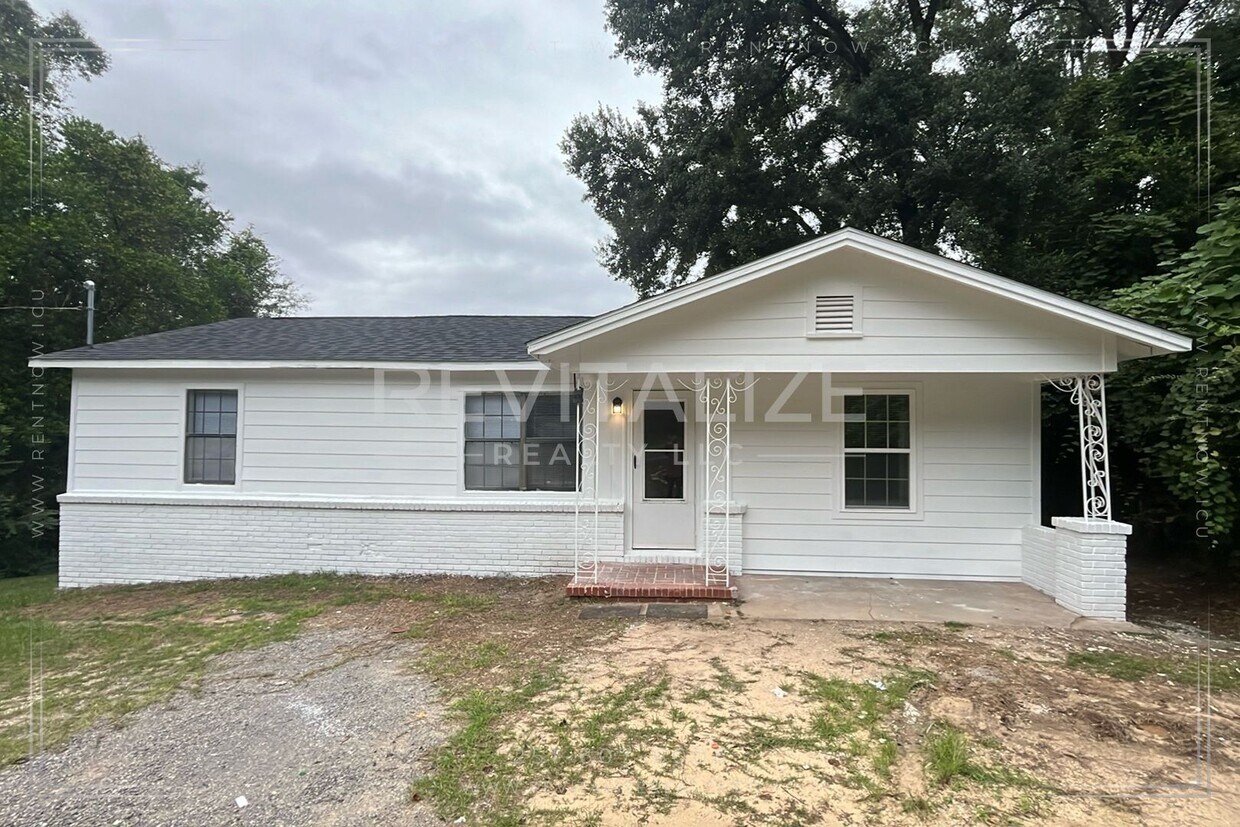 Primary Photo - Beautiful Renovated 4 Bedroom/1 Bathroom H...