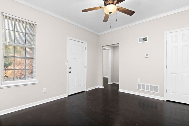 Building Photo - Adorable Two Bedroom House