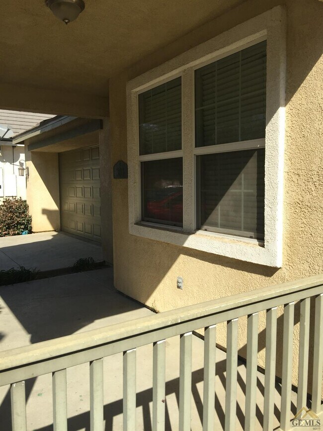Building Photo - 308 Spirea St