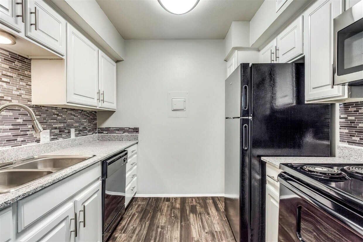 Foto principal - 7913 N Harwood Rd