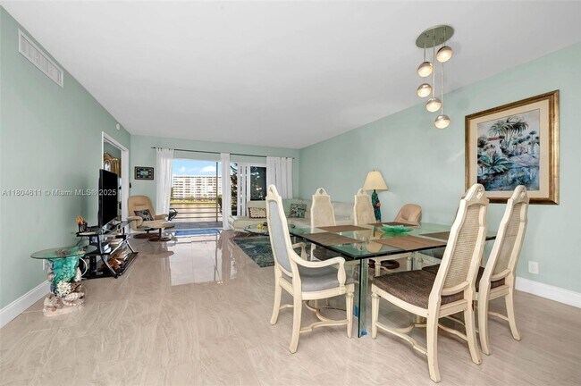 Building Photo - 2751 N Palm Aire Dr