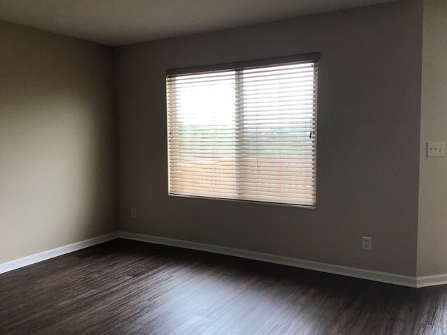 Building Photo - 1801 Chesney Dr