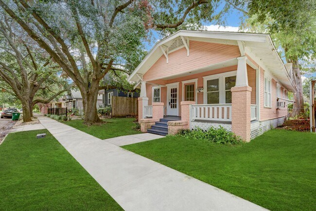 Foto del edificio - Charming 3-Bedroom Cottage in The Heights