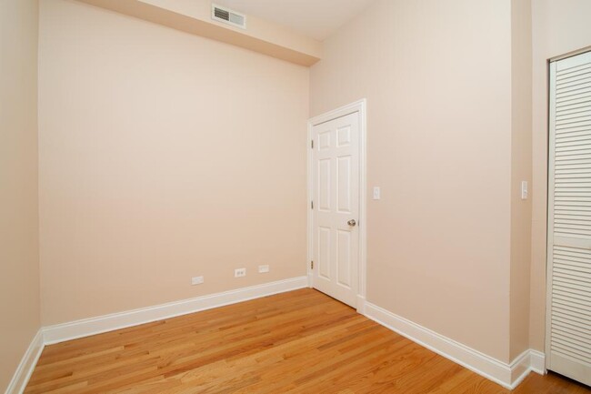 Building Photo - 2 bedroom in Chicago IL 60608