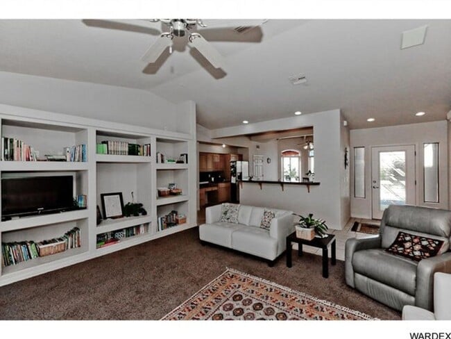 Building Photo - Long Term - Unfurnished- Beautiful Golf Course Pool Home!!