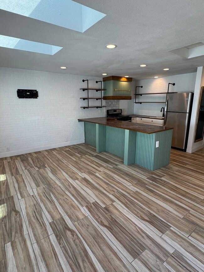 Cozy Carson Back House with Skylights & Washer/Dryer - Cozy Carson Back House with Skylights & Washer/Dryer