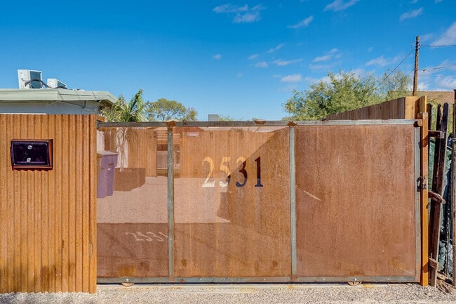 Building Photo - Chic Duplex in Tucson 1 of 2
