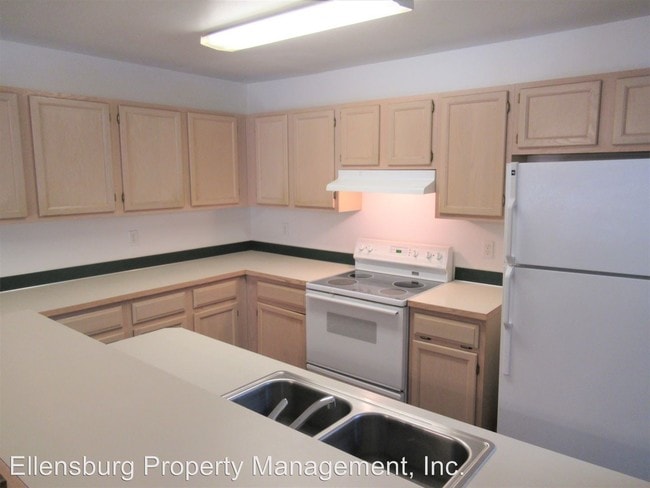 Building Photo - 3 br, 2.5 bath Apartment - 406 E Helena Ave.