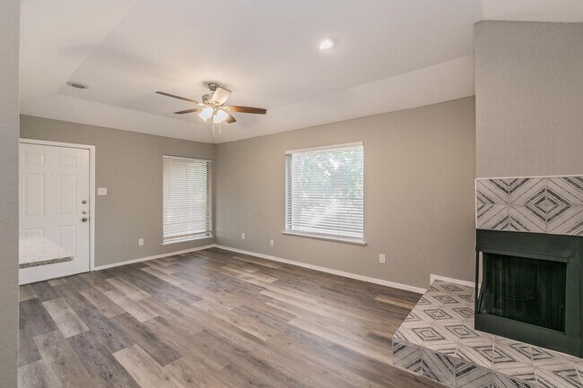 Foto del edificio - COMING SOON! FULLY REMODELED 2 bedroom, 2 ...