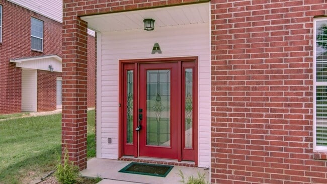 Building Photo - 4 Bedroom PG Townhome for Rent!