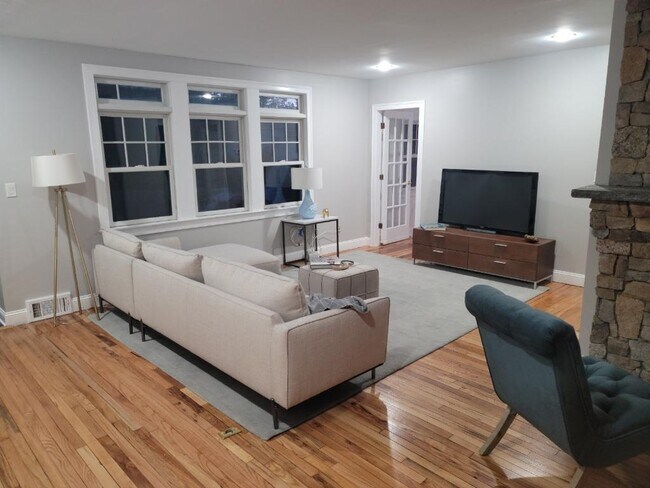 Foto del edificio - Spacious 5 Bed 2 Full Bath