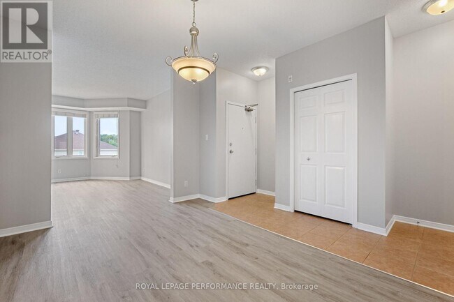 Building Photo - 190 Rustic Hills Crescent