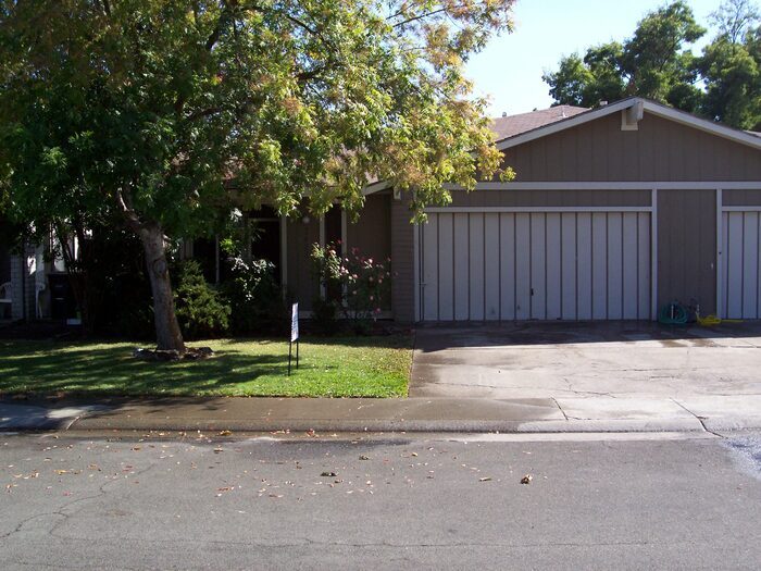 Foto principal - Charming and Well-Maintained 3-Bedroom, 2-...