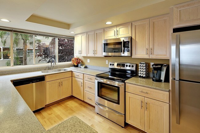 Building Photo - 1768 Aurora Ave