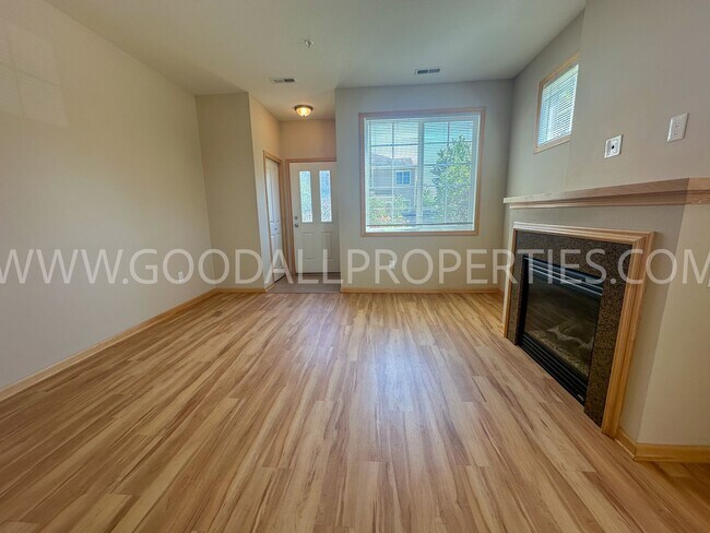 Foto del edificio - 3 Bedroom 2 1/2 Bath end unit townhome near Jordan Creek!