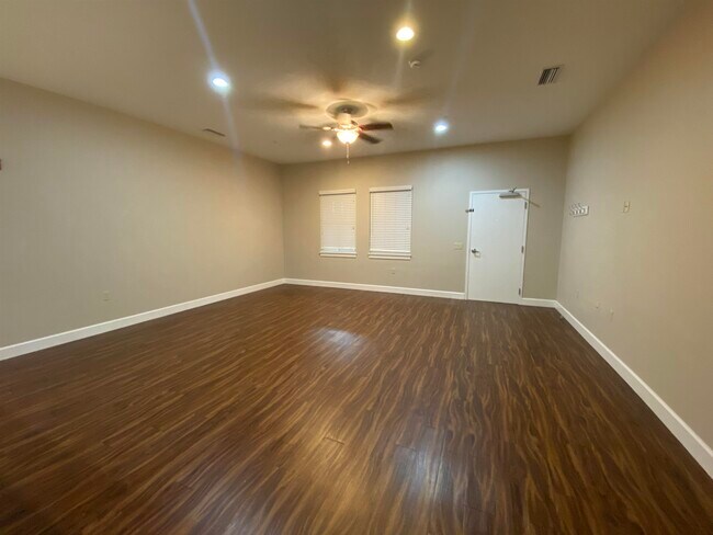 Foto del edificio - 1525 W Tennessee St