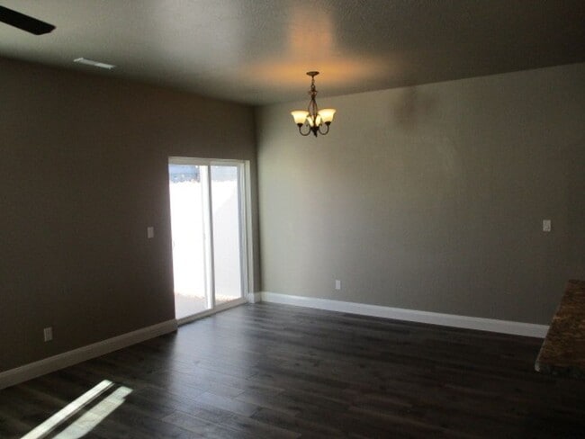 Building Photo - Move-In Discount - 3 Bed - 2.5 bath Town home in the heart of Cedar City!