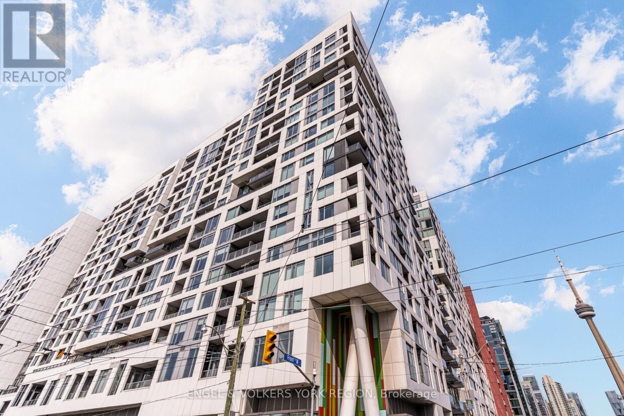 Primary Photo - 27-1627 Bathurst St