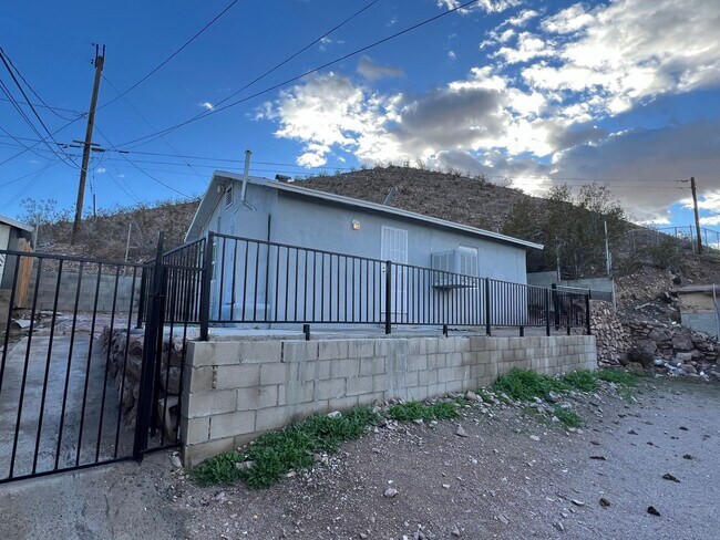 Foto del edificio - 216 Hutchison St