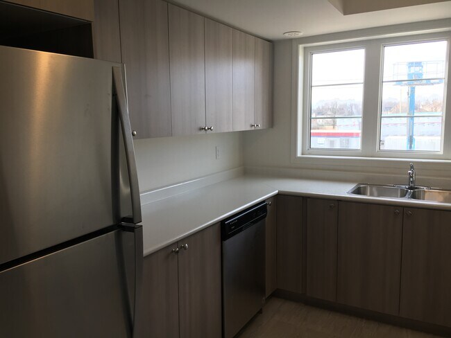 Building Photo - BRIGHT AND SPACIOUS 4-BDRM NORTH OSHAWA TO...