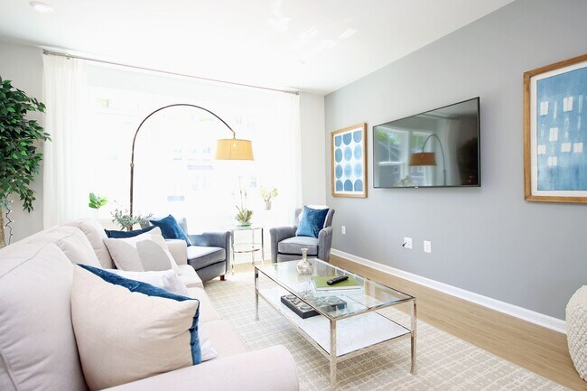 Building Photo - End-Unit Avon Park Townhome Near Biscuit Run Park