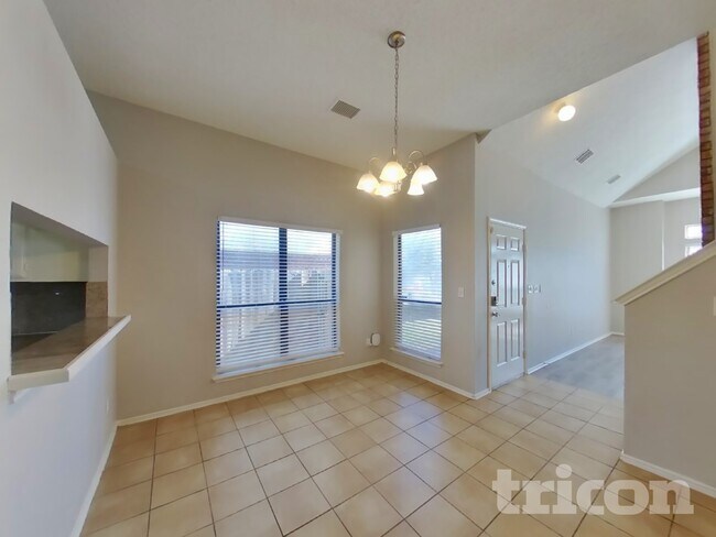 Building Photo - 916 Simon Dr