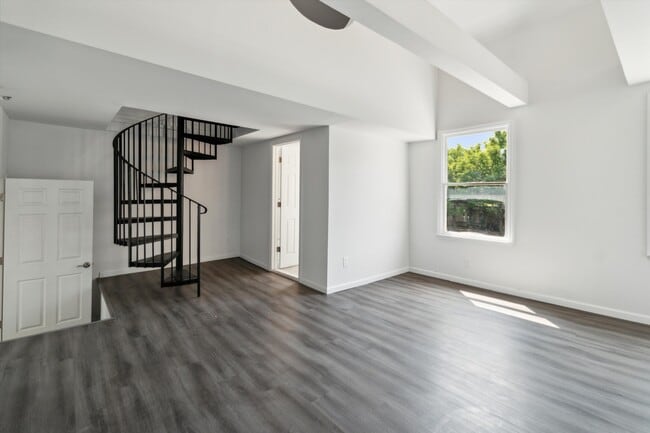 Building Photo - 146 Nassau St