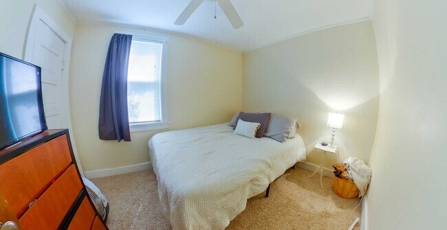 Foto del edificio - 3D Tour Available - Stand Alone House + Attached Garage + Pet Friendly! Available April 22nd!