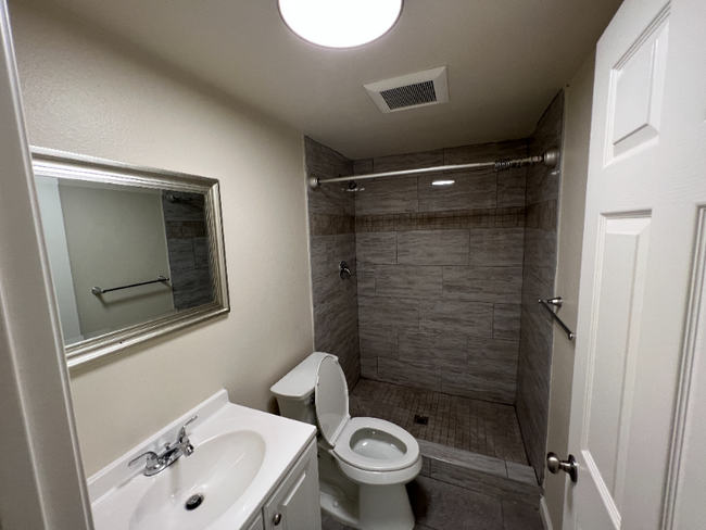 Building Photo - 940 N Van Ness Ave