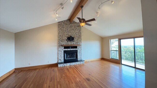 Foto del edificio - Welcome home to breathtaking views in this...