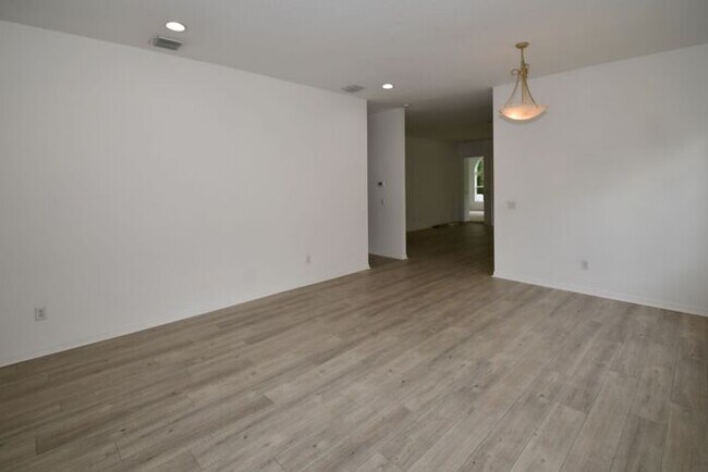 Foto del edificio - Spacious 2 bed Plus Den Home for Lease