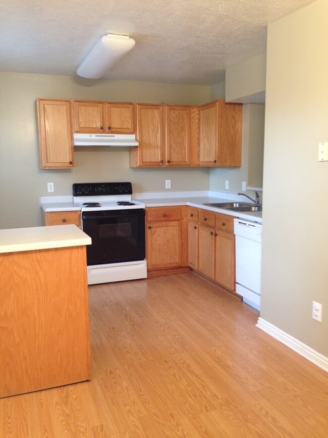 Building Photo - Gorgeous 3 Bed 2 Bath Townhome in Murray is a must see!!