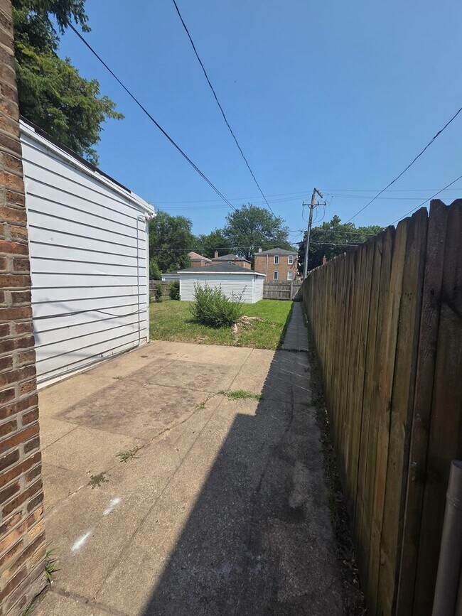 Building Photo - Charming 4BR Home with Spacious Layout, Mo...