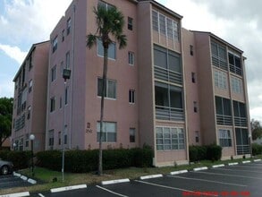 Building Photo - 2841 Somerset Dr
