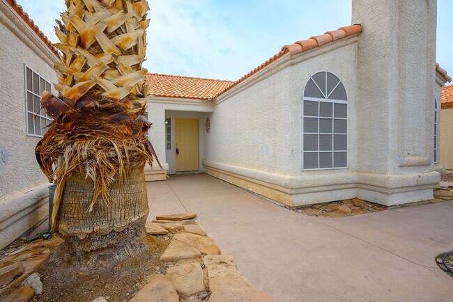 Foto del edificio - "Charming 3-Bedroom Oasis on Akamine Ave – Spacious 1702 Sq. Ft. with 2 Full Baths!"