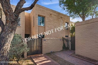 Building Photo - 2824 E Sierra Vista Rd