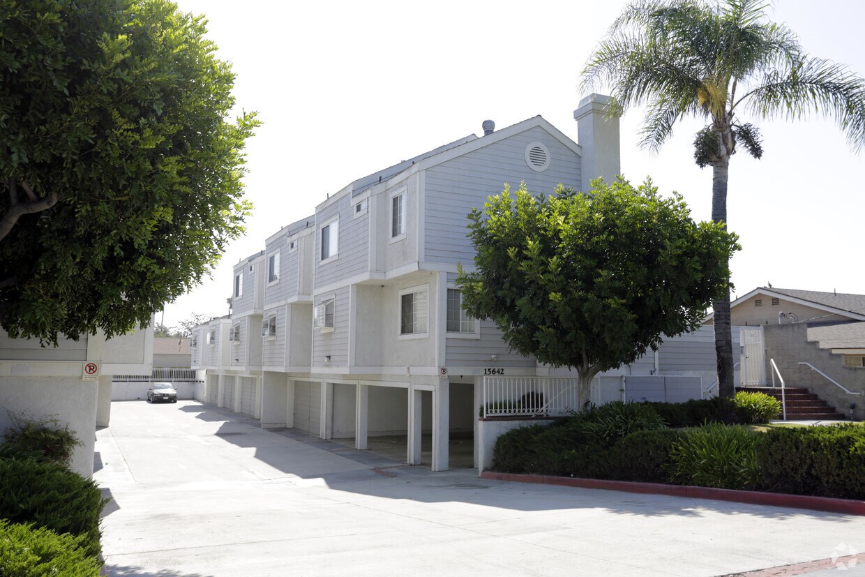 Building Photo - 15642 Pasadena Ave
