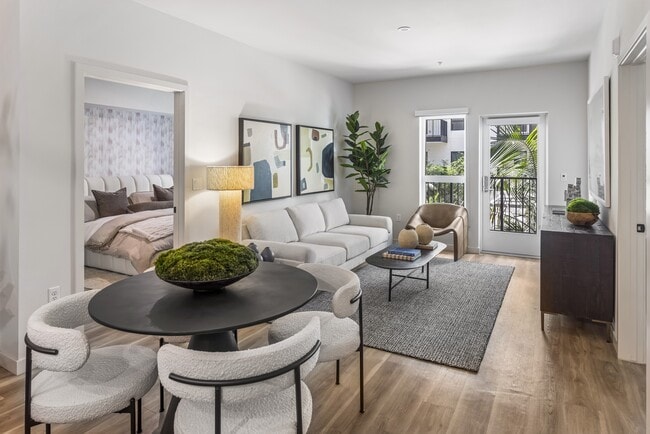 Building Photo - Intro