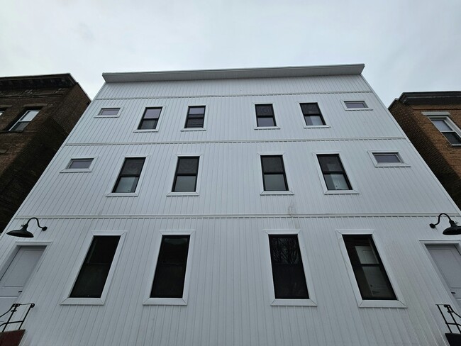 Building Photo - 1487 5th Ave