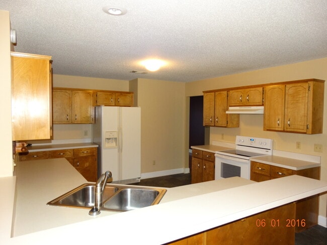 Building Photo - 30 Fernwood Ct