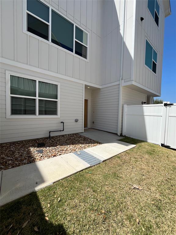 Building Photo - 301 Promenade Ct