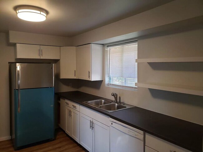 Building Photo - Remodeled 2 bed / 1 bath with den and base...