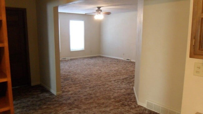 Building Photo - 415 N Neisse St