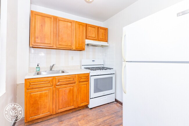 Building Photo - 440 Lorimer St