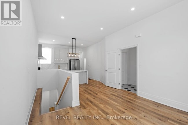 Building Photo - 153 Bay St N