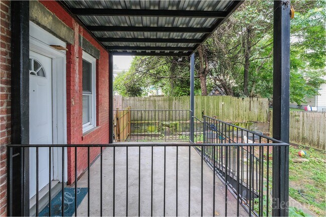 Building Photo - 330 N Terrace Ave