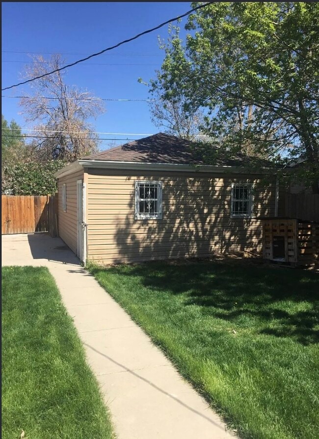 Building Photo - 1920 Xanthia St