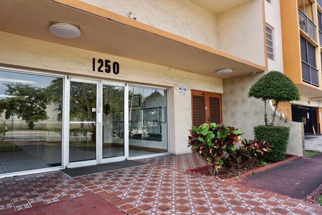 Building Photo - 1250 NE 125th St