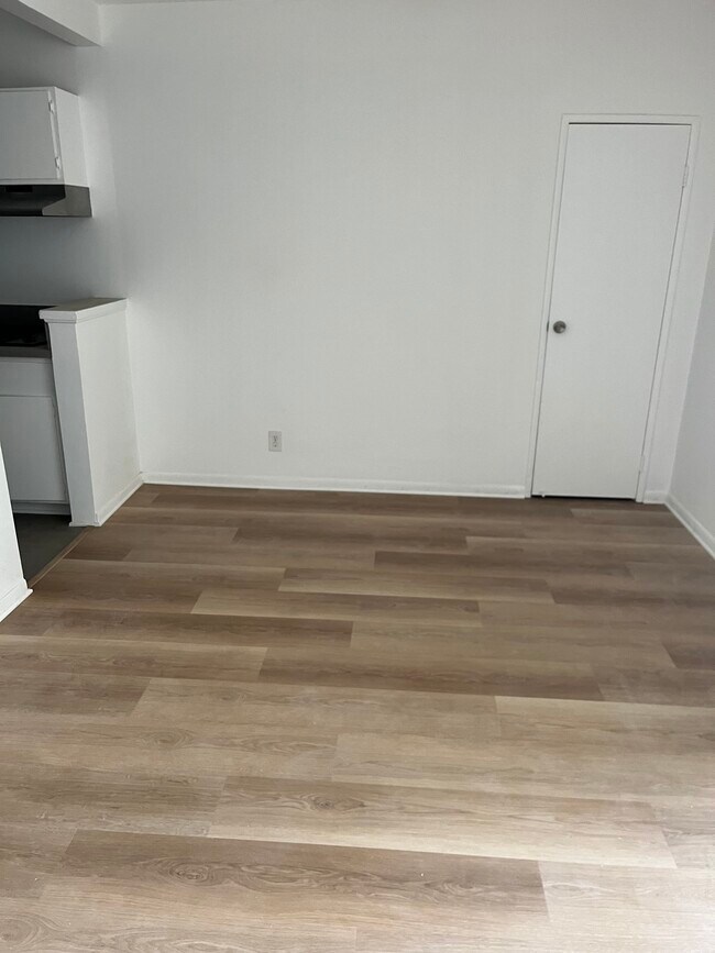 Building Photo - 1347 N Poinsettia Pl