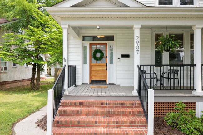 Building Photo - Gorgeous 3 Bedroom Home Non Montrose Ave!!...